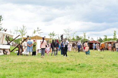 Fuarda etnik bayraklı insanlar