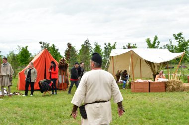 İnsanlar ormanda yürüyorlar.