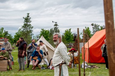 Orta Çağ 'daki İkinci Dünya Savaşı' nın yeniden yapılandırılmasının tarihi muharebesinin yeniden inşası festivali. Savaşın yeniden inşası