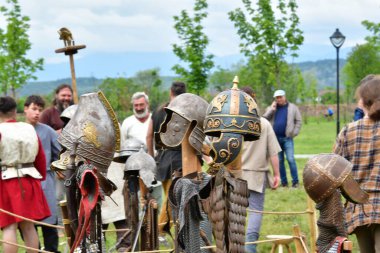 Ortaçağ yeniden yapılandırması. Savaşın, şövalyelerin savaşının, Orta Çağ şövalyelerinin yeniden inşasının.