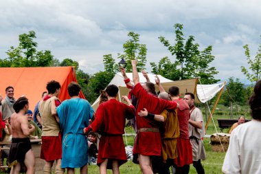 Geleneksel kıyafetler giyen insanlar