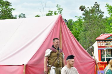 Ortaçağ elbiseli adam.