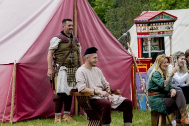 Ortaçağ kostümü giymiş insanlar ve şövalyeler.