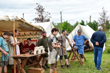 Rusya 'nın güneşli bir gününde Rostov' un tarihi köyündeki antik Roma aksiyonu.