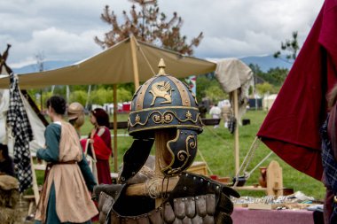 Zırhı ve kaskı olan eski bir savaşçı.