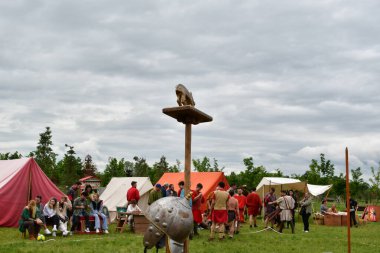 Finlandiya 'daki Rosh Haja' nın tarihi merkezinde Viking savaşçısı.