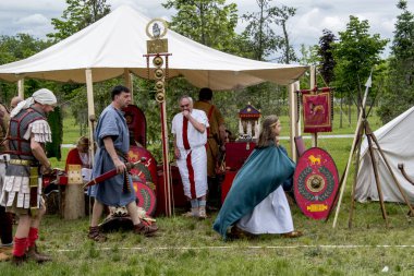 Ortaçağ şövalyeleri kırmızı elbise giymişler..