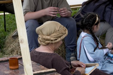 Çocuklar masada oynuyorlar.