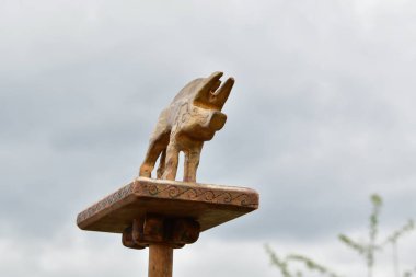 Parkta ahşap heykeli olan bir melek heykeli.