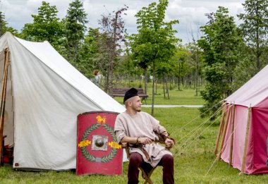 Tarlada ortaçağ şövalyeleri