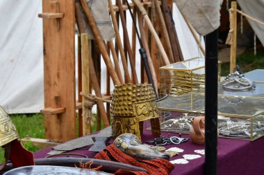 Sokaktaki eski metal nesneler