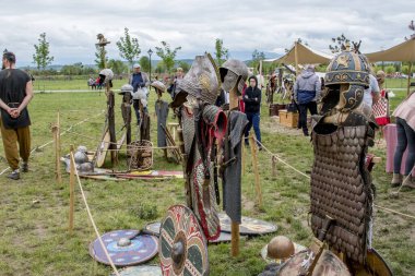 Kalkanı olan eski bir savaşçı.