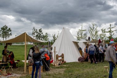 İnsanlar çadırda dinleniyor.