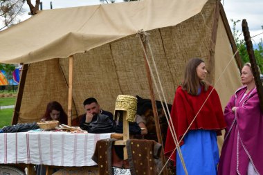 Ortaçağ kostümlü insanlar.