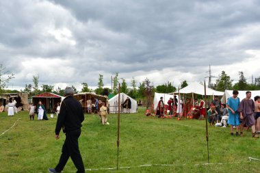 İnsanlar ahşap oyunlar oynuyor.