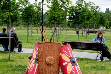 Rusya 'ya. novosibirsk. 10 / 2 0 / 2 0 19. Kırmızı ceketli bir adam salıncakta oturuyor.