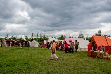 Rus tarihi festivalindeki insanlar.