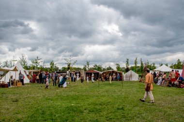 Ortaçağ kampındaki insanlar.