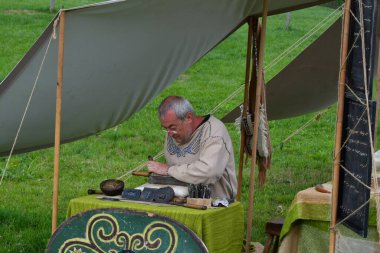 Yaşlı adam sahada çalışıyor.