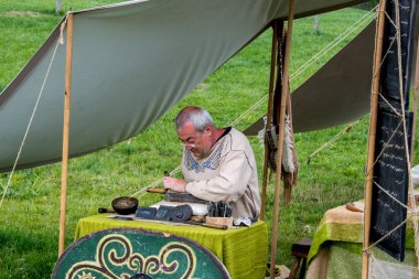 Sahadaki yaşlı adam.