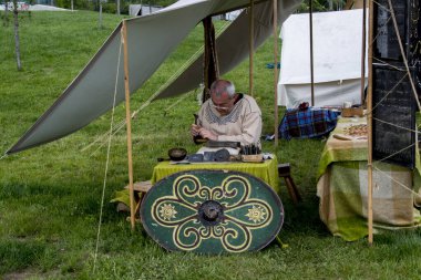 Kılıç ve yayla ortaçağ Viking 'i.