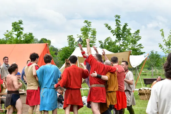 Ortaçağ şövalyeleri ormanın ortasında savaşır.