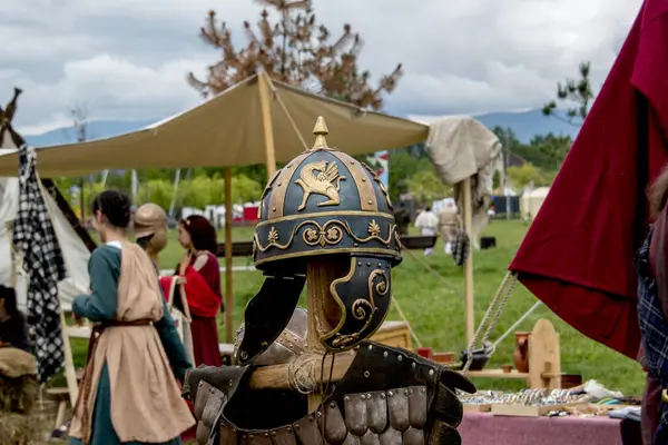 Zırhı ve kaskı olan eski bir savaşçı.