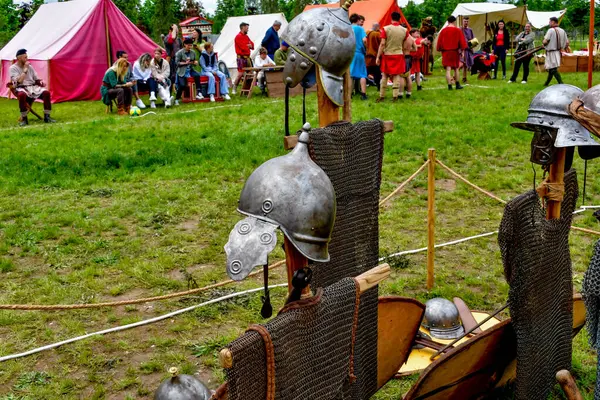 Ortaçağ şövalyelerinin ortasında savaşan şövalyeler.