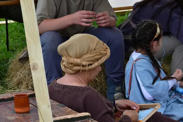 Çocukların köydeki sahnelerde oynaması ve oynaması