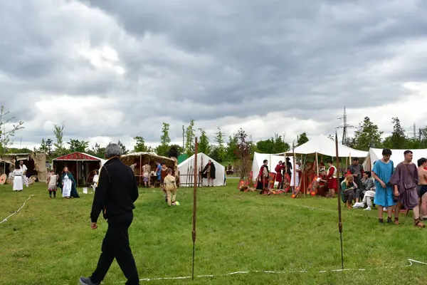 İnsanlar ahşap oyunlar oynuyor.