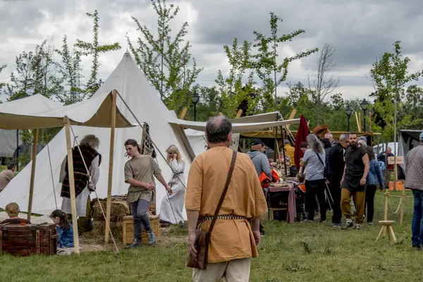 Geleneksel halk kostümlü insanlar