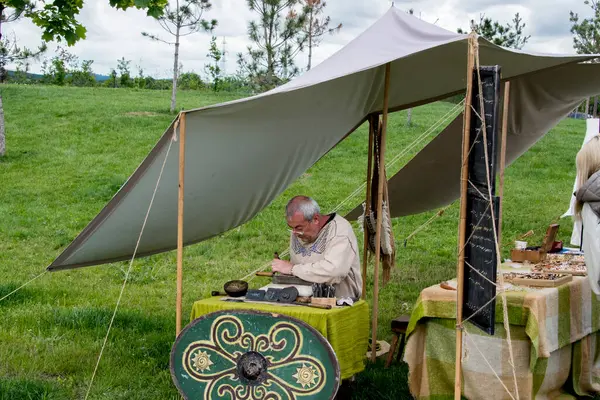 Eski ortaçağ rekonstrüksiyonu. Dünyanın tarihsel tarihi..