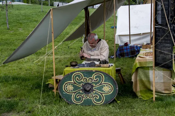 Kılıç ve yayla ortaçağ Viking 'i.