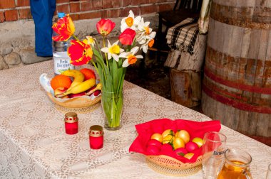 Bir buket lale ve bir bardak şarapla sakin bir hayat..