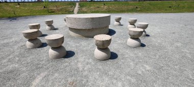 beton duvar ve bir sürü taş.