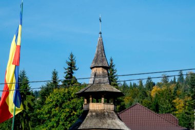 Yazın dağlarda en popüler yerin olduğu köydeki kutsal üçlünün kilisesi.
