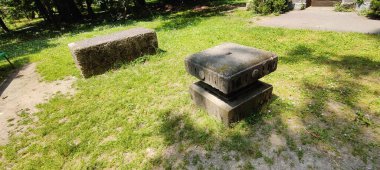 Mezarlıktaki taş mezar.