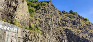 Dağlardaki güzel dağ nehri