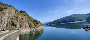 Güzel göl manzarası