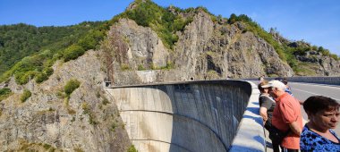 Yazın Kura nehrinin köprüsündeki insanlar.