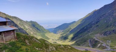 Yazın dağlarla birlikte güzel manzaranın havadan görüntüsü.