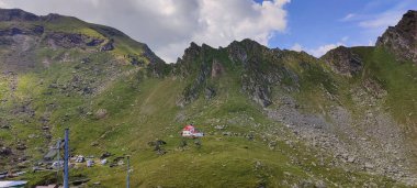 Bir adam dağlarda yürüyüş yapıyor.