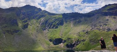Bir adam dağın tepesinde duruyor..