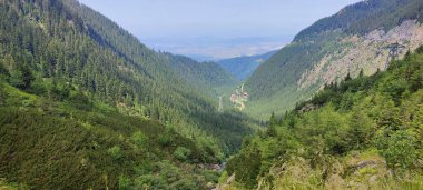 Kafkasların vadisindeki dağların havadan görünüşü.