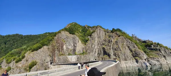 Mavi suyu olan güzel bir göl görüntüsü.