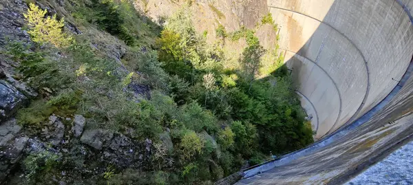 Dağlardaki baraj manzarası