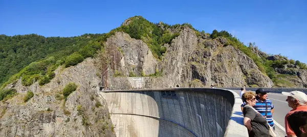 Elektrikli bir arabanın barajının yüksek açılı görüntüsü.