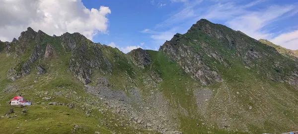 Sırt çantalı, kırmızı ceketli bir adam..