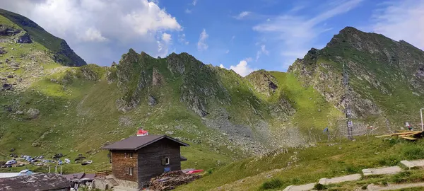 Karlı ve dağlı güzel dağ manzarası