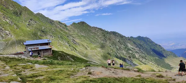 Avusturya dağlarında yürüyüş yapmak.